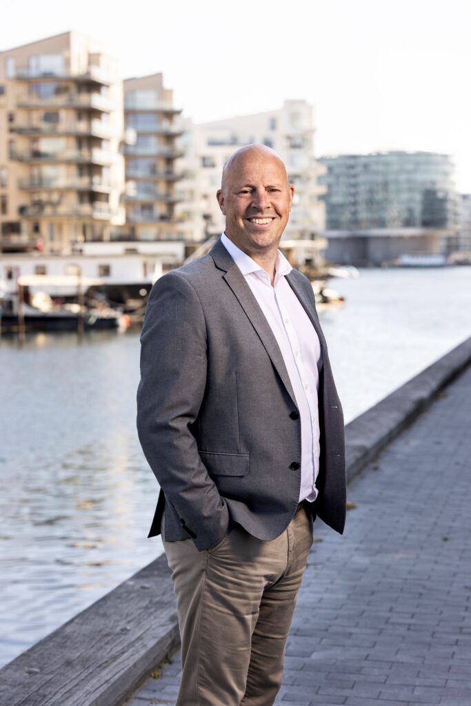 Colas Gruppen er en global markedsleder indenfor udvikling, udførelse og vedligeholdelse af infrastruktur, som er ejet af Bouygues Group, hvis hovedaktiviteter er byggeri, energi og forsyning samt medie- og telekommunikation.